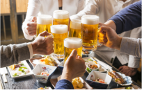 小動物（爬虫類やインコ、ハムスター、うさぎなど）を自宅に置いて飲み会で乾杯している様子